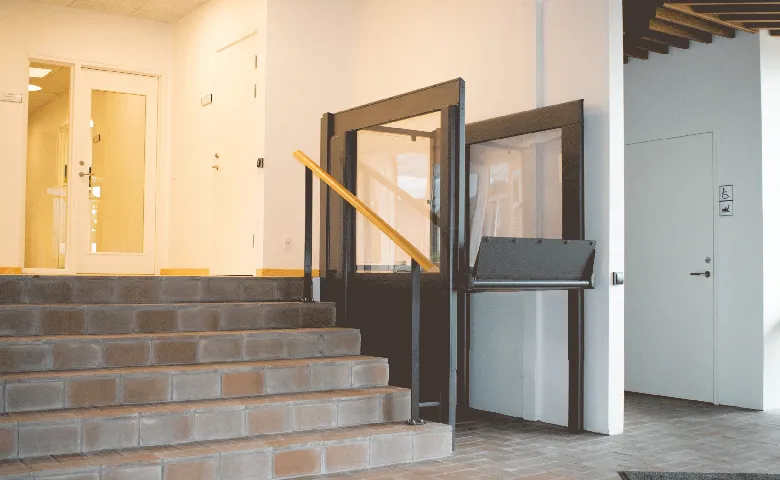 Compact step lift providing wheelchair access over short staircases
